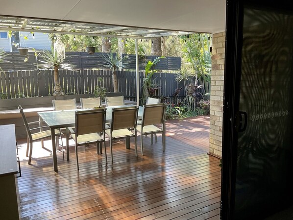 Alfresco dining in a beautiful tropical 🌴 oasis 