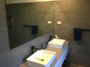 Double basins in the luxurious main bathroom 