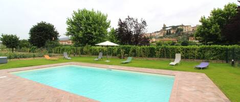 Water, Plant, Property, Swimming Pool, Sky, Building, Tree, Cloud, Rectangle, Grass