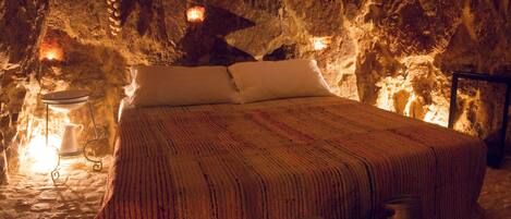 Particolare letto in ancestrale casa grotta