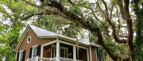 Island Honeymoon Beach Cottage nestled in the live oaks