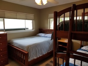 Guest bedroom, 1 double and 2 twin (bunk) beds