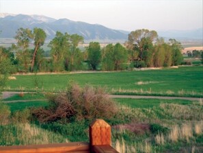 Two private balconys with mountain views allow for excellent star gazing.