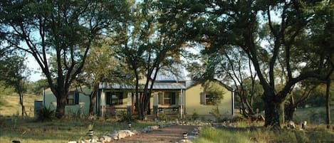 Walk up view of Bella Vista Cottage