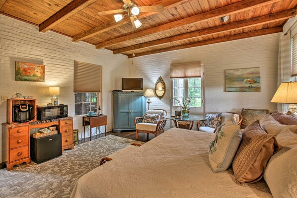 Baton Rouge Vacation Rental | Studio | 1BA | 1 Stair Required to Enter