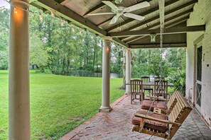 Outdoor Space | Garden | Free WiFi | Steps to Mississippi River