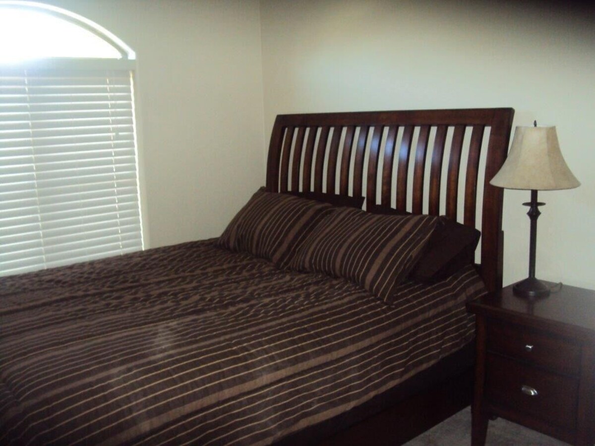 *SUMMER SPECIALS** Scenic Golf Course 3 Bed Home w/ Private Pool and Hot Tub
