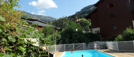 Piscine privative à la copropriété, ouverte juillet et août.