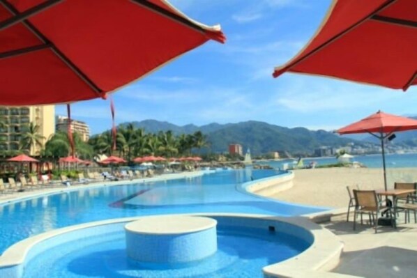 5 beautiful infinity pools, each with hot tub