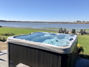 7 person hot tub, just steps from the front door. Robes & towels provide