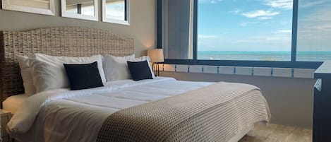 Master Bedroom 
King-size bed
Ocean view 
Smart TV (Netflix included)
 