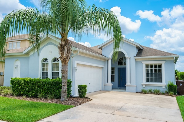 Luxury 4 BR 3 BA Villa - Large Pool Area and Spa, not overlooked, Games Room