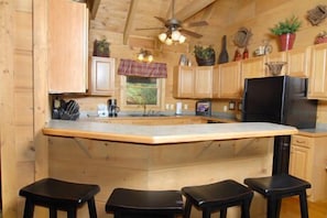 Fully Equipped Kitchen! 6 Dining Table Seats & 4 bar Stools!