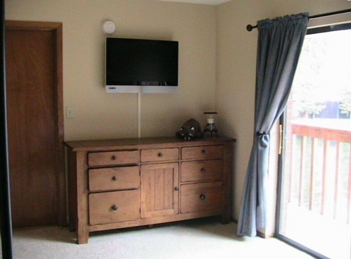 Luxury and location, King & Queen pillow, fireplace, whirlpool tub