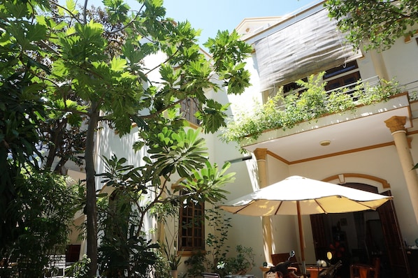 Moon house West side is a 2 bedrooms apartment on the 1st floor)