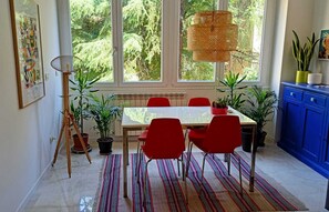 living room, with table, sofa and TV
