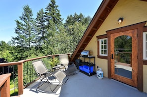 The private entry and deck high in the treetops.