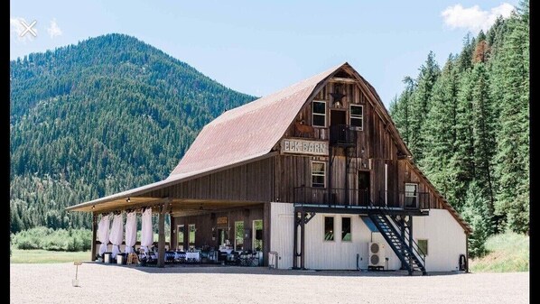 THE ELK BARN INN