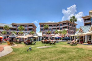 Restaurants and shopping steps away