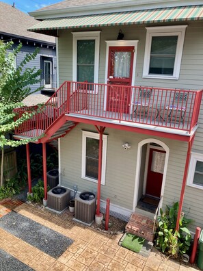 Single guest parking spot is adjacent to deck and staircase