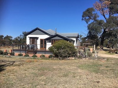 Old Caves House - Stanthorpe - Sleeps 9 Picturesque & quiet semi rural setting