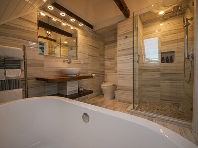 Luxury Waterview 2 Bedroom Suites, Sleeps 4