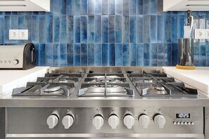 Five burner gas cooktop.