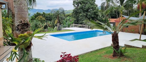 Piscina com cascata e iluminação 