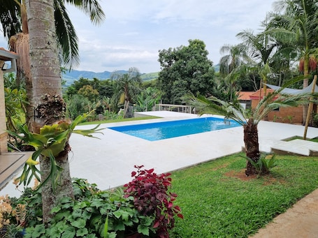 Piscina com cascata e iluminação