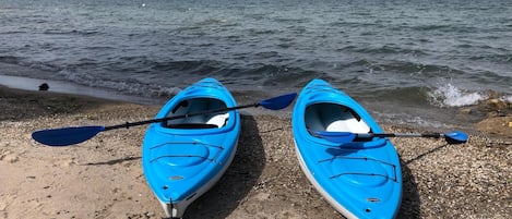 Kayaks and beach toys provided 