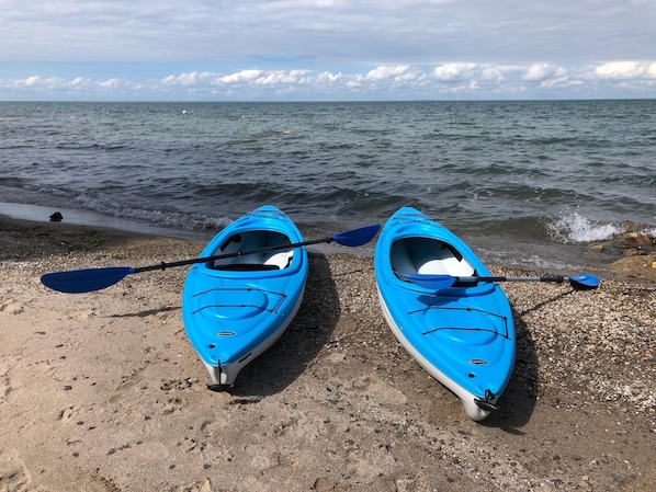 Kayaks and beach toys provided 