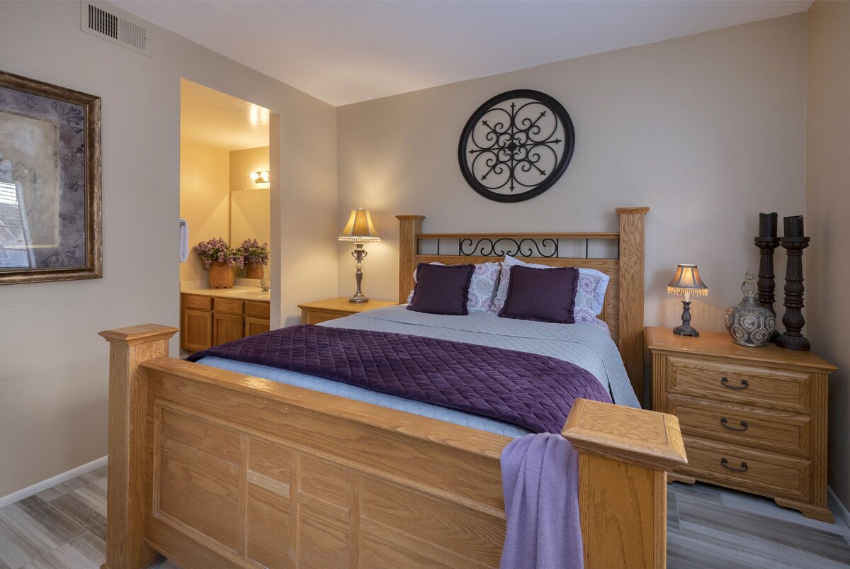 1 mile from A’s STADIUMS – Heated Pool/Hot Tub