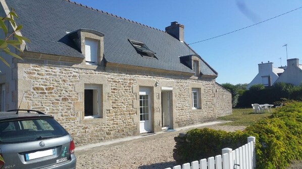 Voici notre maison indépendante avec son jardin privé, et le parking personnel. 
