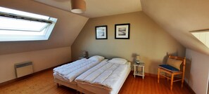 Voici la grande chambre 1, avec  2 lits de 90 pour 2 personnes