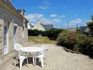 Le salon de jardin peut être placé directement près de la cuisine sous le soleil