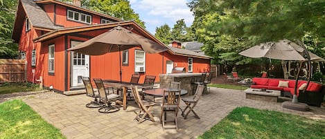 Fenced in backyard - built in grill, bar area, gas fireplace, campfire area
