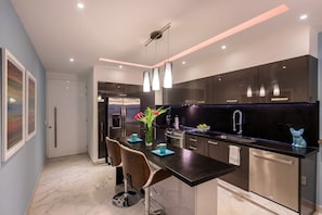 Kitchen with eating bar 