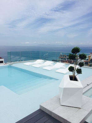 Rooftop infinity pool 