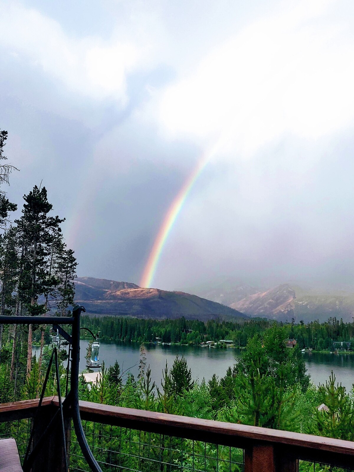 Beautiful Cozy Cabin with 180 Degree Breathtaking Lake and Mountain Views!