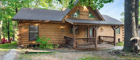 Welcome to Antlers Trail Log Cabin - Nestled Back in the Trees! Flat Driveway!