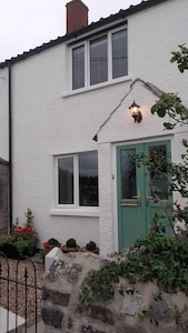 Quantock Cottage, Stogursey- 400 year old spacious and quirky cottage