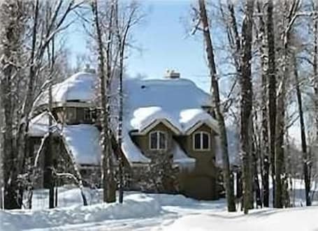 Front of house in the winter snow!