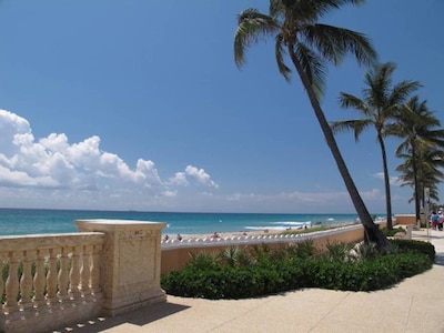 Remodeled Tropical Private Condo with Pool View 2 Blocks from Beach