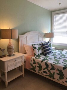 Remodeled Tropical Private Condo with Pool View 2 Blocks from Beach