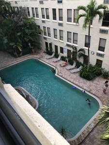 Remodeled Tropical Private Condo with Pool View 2 Blocks from Beach