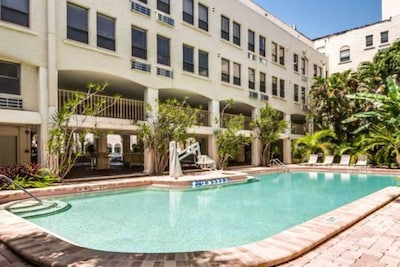 Remodeled Tropical Private Condo with Pool View 2 Blocks from Beach