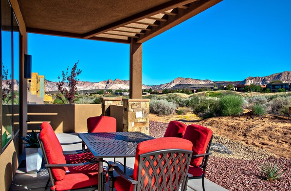 Back Patio - The view from the back patio table is breathtaking!