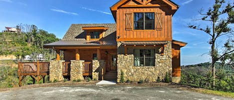 Sevierville Vacation Rental | 4BR | 4BA | 2,557 Sq Ft | Stairs Required to Enter