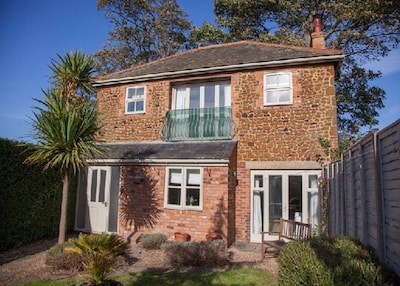 Ladybird Cottage, Charming secluded Cottage, close to beach and town centre 