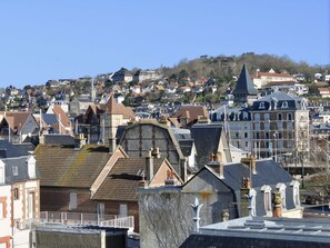 Himmel, Gebäude, Fenster, Urban Design, Haus, Dach, Wohngebiet, Grundeigentum, Stadt, Wahrzeichen